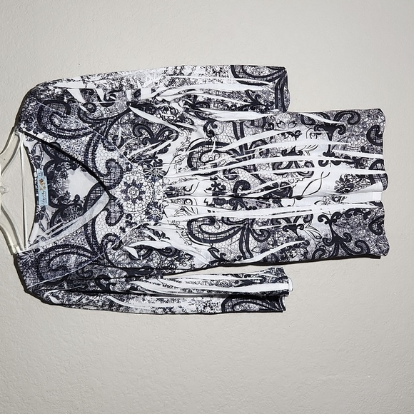 United World Ware Blouse Womens Size M Petite Black 2hite Paisley pleaded Top - Picture 1 of 13